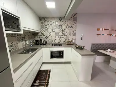 A cozinha ou kitchenette de Cód 27 - Apartamento térreo com jacuzzi e área gourmet na Praia de Palmas