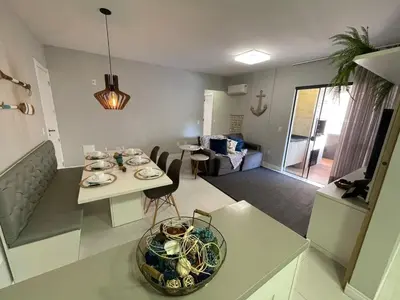 Uma área de estar em Cód 27 - Apartamento térreo com jacuzzi e área gourmet na Praia de Palmas