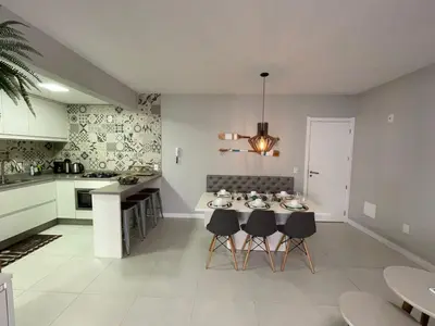 A cozinha ou kitchenette de Cód 27 - Apartamento térreo com jacuzzi e área gourmet na Praia de Palmas