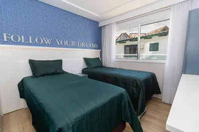 Uma cama ou camas num quarto em Varandas do Atlântico 101A – Frente Mar em Bombas
