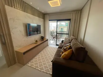 Uma televisão e/ou sistema de entretenimento em Cód 82 - Apartamento á 280m do mar