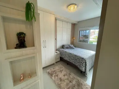 Uma cama ou camas num quarto em Cód 76 - Apartamento especular á 180 m do mar