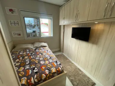 Uma televisão e/ou sistema de entretenimento em Cód 76 - Apartamento especular á 180 m do mar