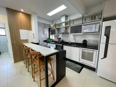 A cozinha ou kitchenette de Cód 108 - Apartamento exuberante à 280 m do mar