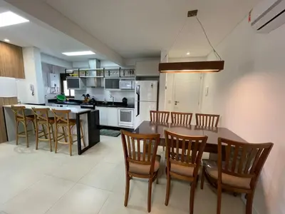 A cozinha ou kitchenette de Cód 108 - Apartamento exuberante à 280 m do mar