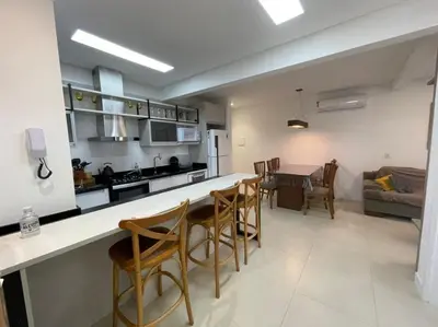 A cozinha ou kitchenette de Cód 108 - Apartamento exuberante à 280 m do mar