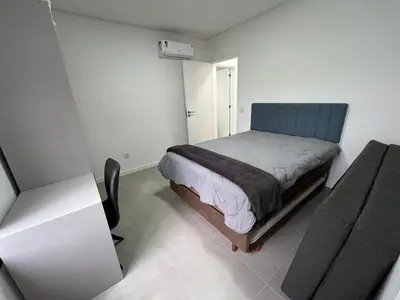 Uma cama ou camas num quarto em Cód 97 - Apto amplo e decorado a 280m do mar
