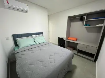 Uma cama ou camas num quarto em Cód 97 - Apto amplo e decorado a 280m do mar