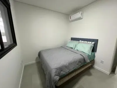Uma cama ou camas num quarto em Cód 97 - Apto amplo e decorado a 280m do mar