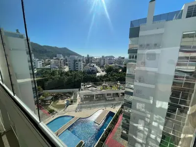 Uma vista geral da montanha ou uma vista da montanha a partir do apartamento