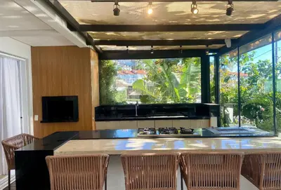 Uma televisão e/ou sistema de entretenimento em 415 - Casa frente mar para alugar Bombinhas com 4 suítes
