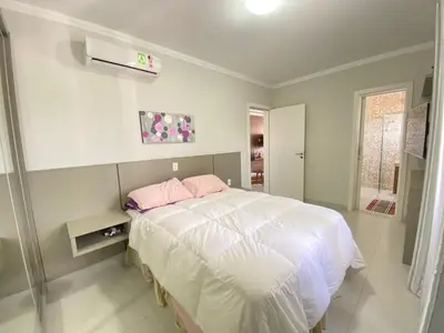 Uma cama ou camas num quarto em 451 - Lindo Apartamento de 3 dormitórios na praia de Bombas