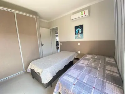 Uma cama ou camas num quarto em 451 - Lindo Apartamento de 3 dormitórios na praia de Bombas