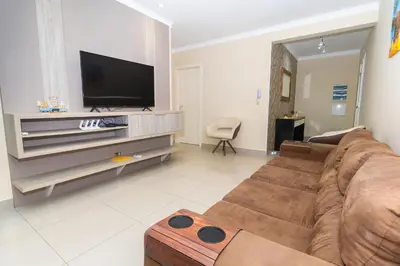 Uma televisão e/ou sistema de entretenimento em 379 - Maravilhoso apto 2 quartos na Lagoinha