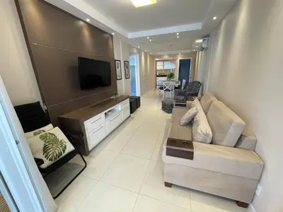 Uma televisão e/ou sistema de entretenimento em cód 56 - Apartamento á 300M do mar