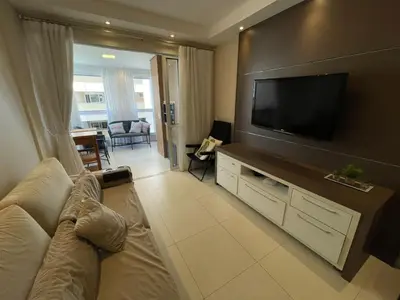 Uma televisão e/ou sistema de entretenimento em cód 56 - Apartamento á 300M do mar