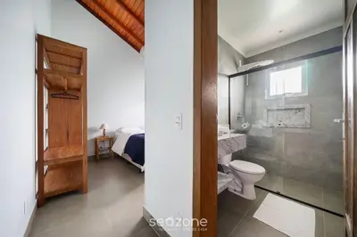Uma casa de banho em Casa na beira da praia do Perequê SC AAF378