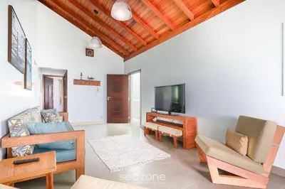 Uma televisão e/ou sistema de entretenimento em Casa na beira da praia do Perequê SC AAF378