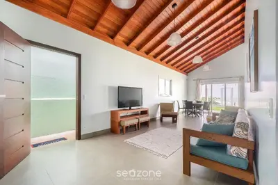 Uma televisão e/ou sistema de entretenimento em Casa na beira da praia do Perequê SC AAF378