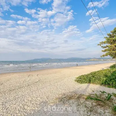 Casa na beira da praia do Perequê SC AAF378