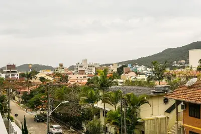 Uma vista geral da montanha ou uma vista da montanha a partir do apartamento