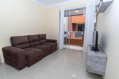 Uma televisão e/ou sistema de entretenimento em 050 - Apartamento 2 dorm para 6 pessoas em Bombas
