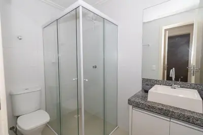 Uma casa de banho em 050 - Apartamento 2 dorm para 6 pessoas em Bombas