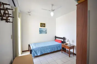Uma cama ou camas num quarto em 075 - Apto confortável na praia de Bombas
