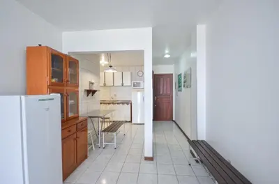 A cozinha ou kitchenette de 075 - Apto confortável na praia de Bombas