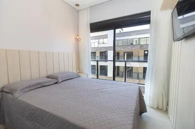 Uma cama ou camas num quarto em 139C - lindo apartamento a 50m da praia de Canto Grande