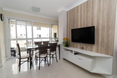 Uma televisão e/ou sistema de entretenimento em 173 - Apartamento 02 Dormitórios na praia de Bombas para 6 pessoas
