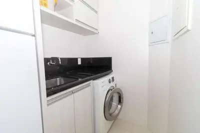 A cozinha ou kitchenette de 173 - Apartamento 02 Dormitórios na praia de Bombas para 6 pessoas