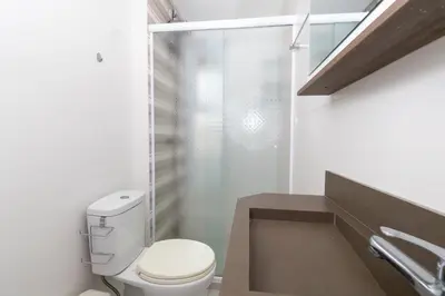 Uma casa de banho em 173 - Apartamento 02 Dormitórios na praia de Bombas para 6 pessoas