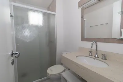 Uma casa de banho em 173 - Apartamento 02 Dormitórios na praia de Bombas para 6 pessoas