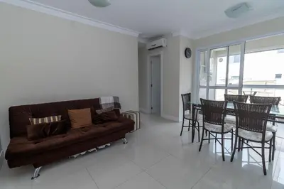 Uma área de estar em 173 - Apartamento 02 Dormitórios na praia de Bombas para 6 pessoas