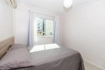 Uma cama ou camas num quarto em 371 - Apartamento 3 dormitórios na praia de Bombas