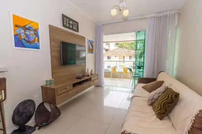Uma televisão e/ou sistema de entretenimento em 371 - Apartamento 3 dormitórios na praia de Bombas