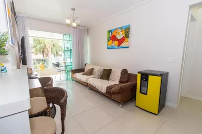 Uma área de estar em 371 - Apartamento 3 dormitórios na praia de Bombas