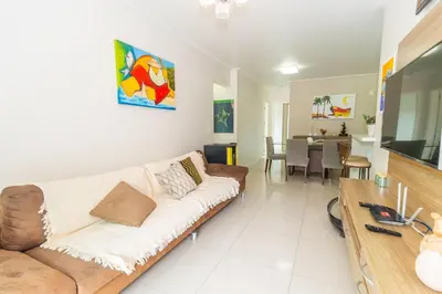 Uma televisão e/ou sistema de entretenimento em 371 - Apartamento 3 dormitórios na praia de Bombas