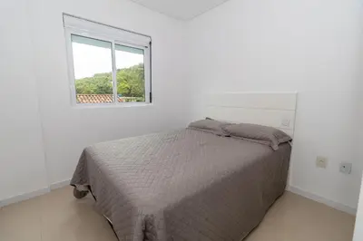 Uma cama ou camas num quarto em 449 - Lindo Apartamento de 3 dormitórios á 100m da praia de Bombas