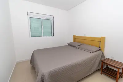 Uma cama ou camas num quarto em 449 - Lindo Apartamento de 3 dormitórios á 100m da praia de Bombas