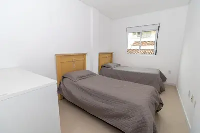 Uma cama ou camas num quarto em 449 - Lindo Apartamento de 3 dormitórios á 100m da praia de Bombas