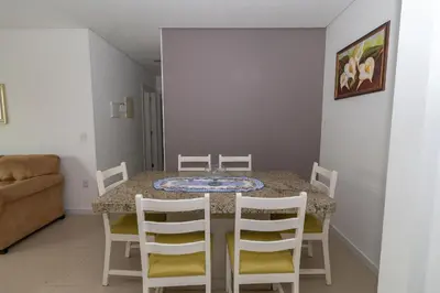 Uma área de estar em 449 - Lindo Apartamento de 3 dormitórios á 100m da praia de Bombas