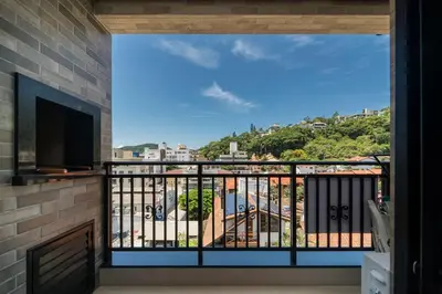 Uma varanda ou terraço em 502 Bl 03 - WaldGarten Bombinhas - 50 m do Mar - Condomínio de Alto Padrão - Piscina - Academia - Salão de jogos