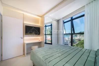 Uma cama ou camas num quarto em 504 Bl 02 - WaldGarten Bombinhas - 50 m do Mar e Frente Avenida - Condomínio de Alto Padrão - Piscina - Academia - Salão de jogos