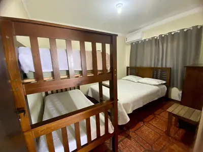 Uma cama ou camas num quarto em Residencial Ide Martins a 30 metros da Praia de Bombinhas e próximo a Praia da Lagoinha