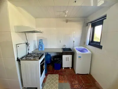 A cozinha ou kitchenette de Residencial Ide Martins a 30 metros da Praia de Bombinhas e próximo a Praia da Lagoinha