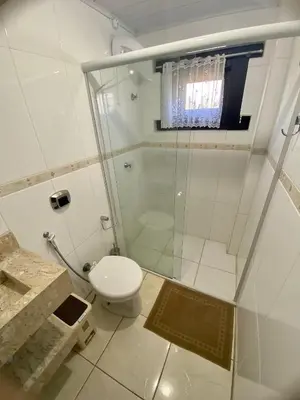 Uma casa de banho em Residencial Ide Martins a 30 metros da Praia de Bombinhas e próximo a Praia da Lagoinha