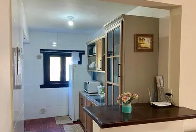 A cozinha ou kitchenette de Residencial Ide Martins a 30 metros da Praia de Bombinhas e próximo a Praia da Lagoinha