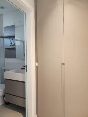 Uma cama ou camas num quarto em IMPRESSIONANTE DUPLEX PRÓXIMO AO MAR, 3 SUÍTES, Apt 407